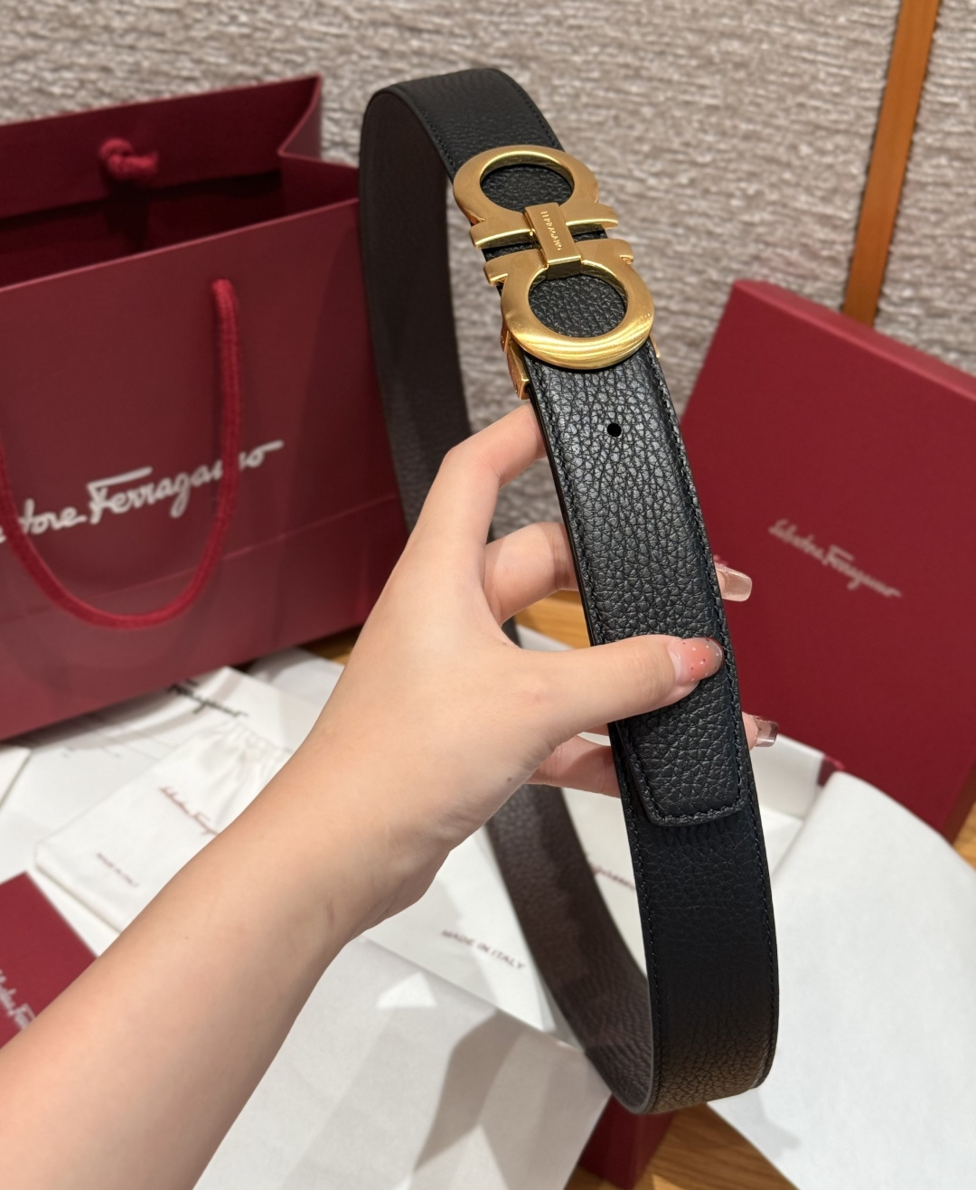 SF双面可调式Gancini皮带这款精致皮带锤纹牛皮制成，以新颖风格重新演绎品牌经典设计，双面双色款式。