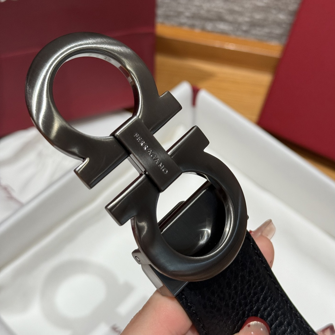 SF双面可调式Gancini皮带这款精致皮带锤纹牛皮制成，以新颖风格重新演绎品牌经典设计，双面双色款式。