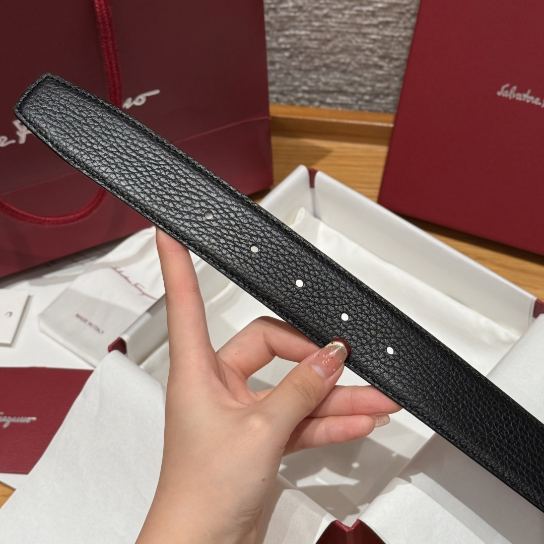 SF双面可调式Gancini皮带这款精致皮带锤纹牛皮制成，以新颖风格重新演绎品牌经典设计，双面双色款式。