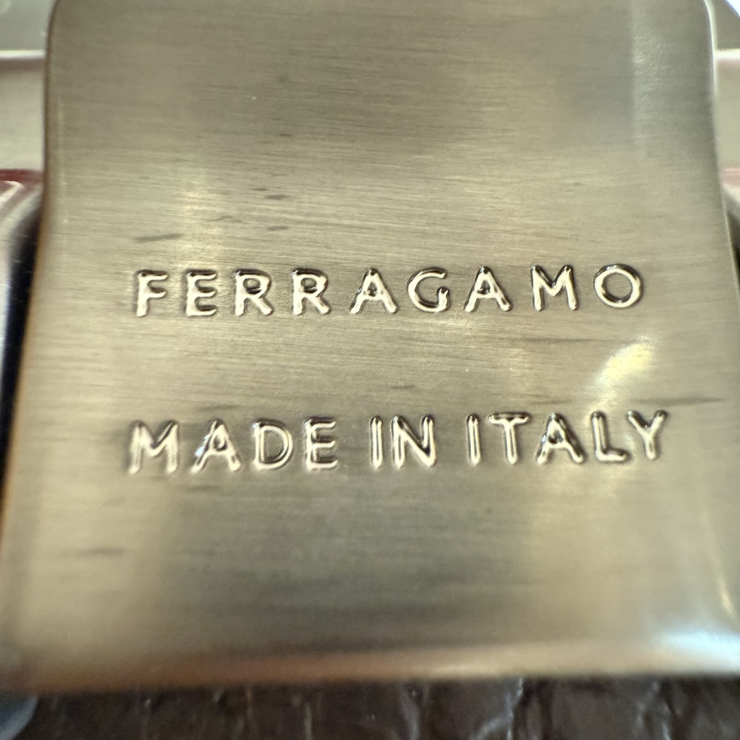 SF双面可调式Gancini皮带这款精致皮带锤纹牛皮制成，以新颖风格重新演绎品牌经典设计，双面双色款式。