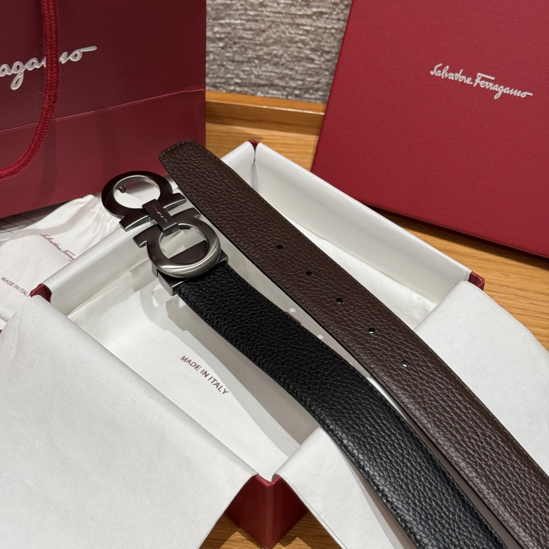 SF双面可调式Gancini皮带这款精致皮带锤纹牛皮制成，以新颖风格重新演绎品牌经典设计，双面双色款式。