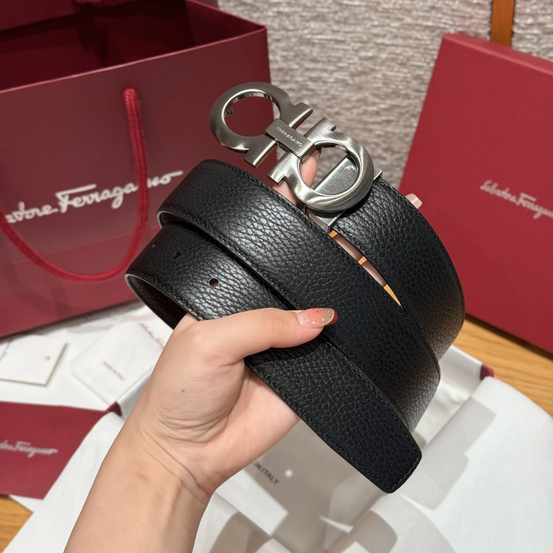 SF双面可调式Gancini皮带这款精致皮带锤纹牛皮制成，以新颖风格重新演绎品牌经典设计，双面双色款式。