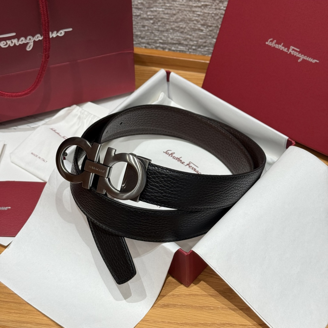 SF双面可调式Gancini皮带这款精致皮带锤纹牛皮制成，以新颖风格重新演绎品牌经典设计，双面双色款式。