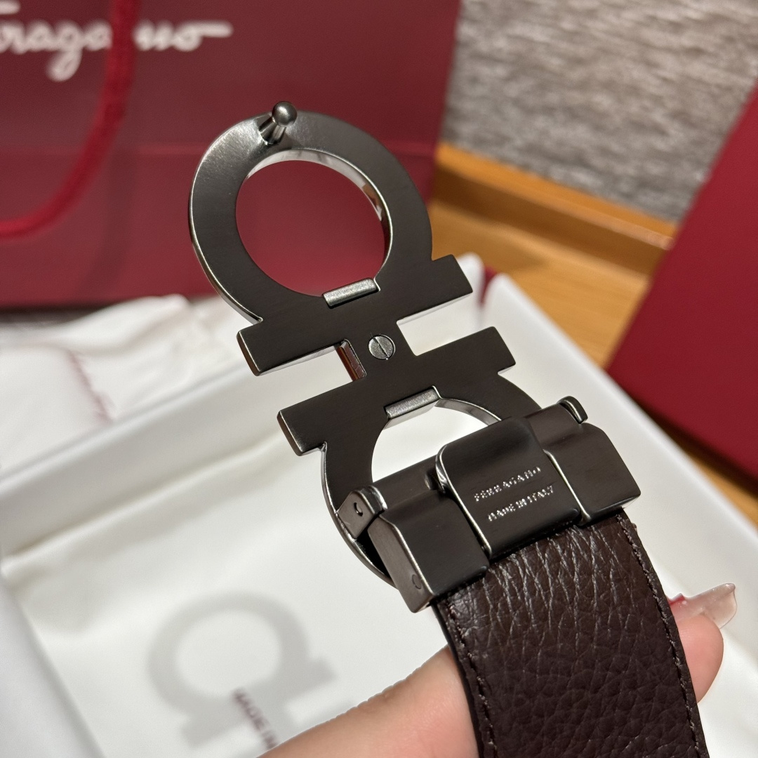 SF双面可调式Gancini皮带这款精致皮带锤纹牛皮制成，以新颖风格重新演绎品牌经典设计，双面双色款式。