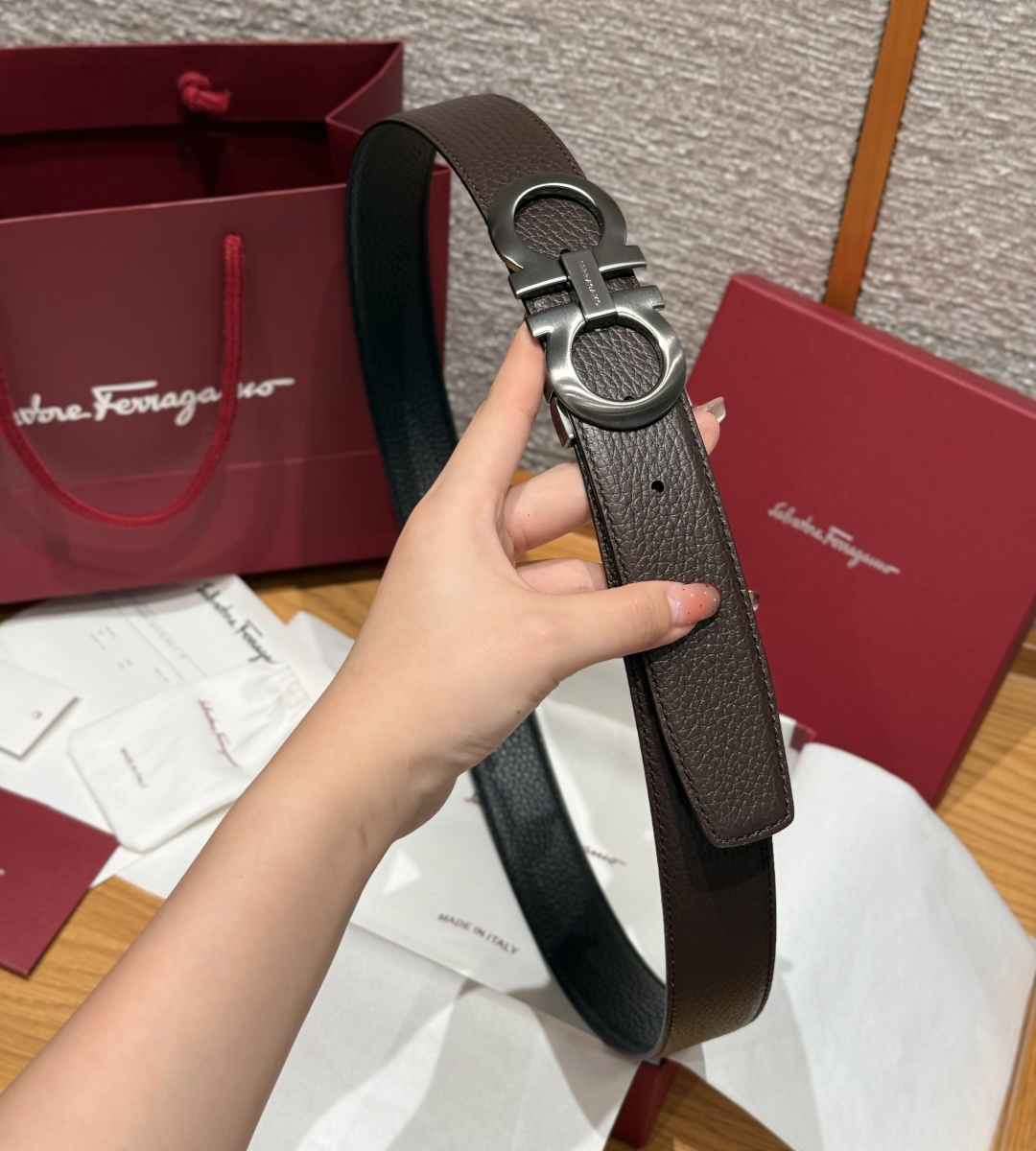 SF双面可调式Gancini皮带这款精致皮带锤纹牛皮制成，以新颖风格重新演绎品牌经典设计，双面双色款式。