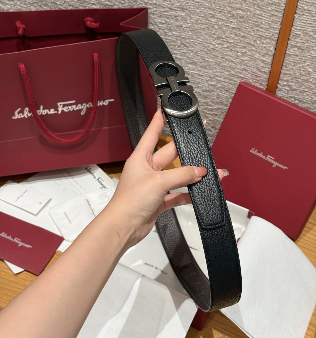 SF双面可调式Gancini皮带这款精致皮带锤纹牛皮制成，以新颖风格重新演绎品牌经典设计，双面双色款式。