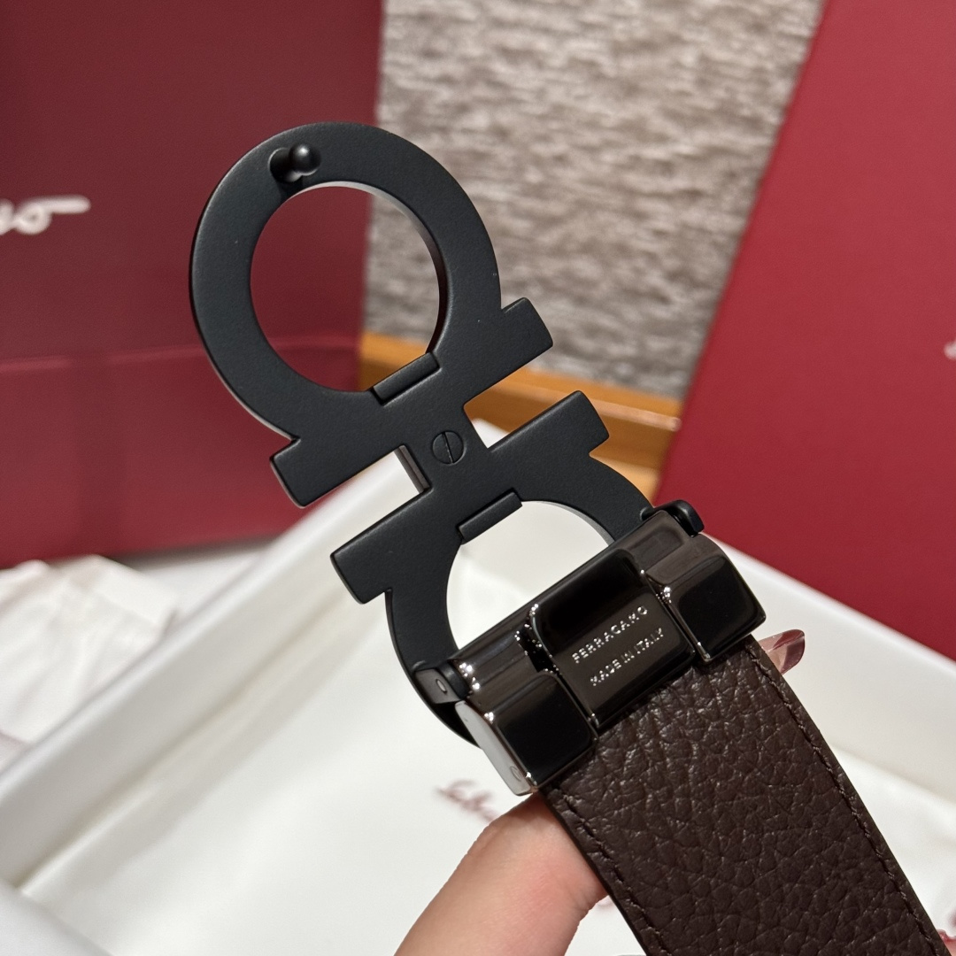 SF双面可调式Gancini皮带这款精致皮带锤纹牛皮制成，以新颖风格重新演绎品牌经典设计，双面双色款式。