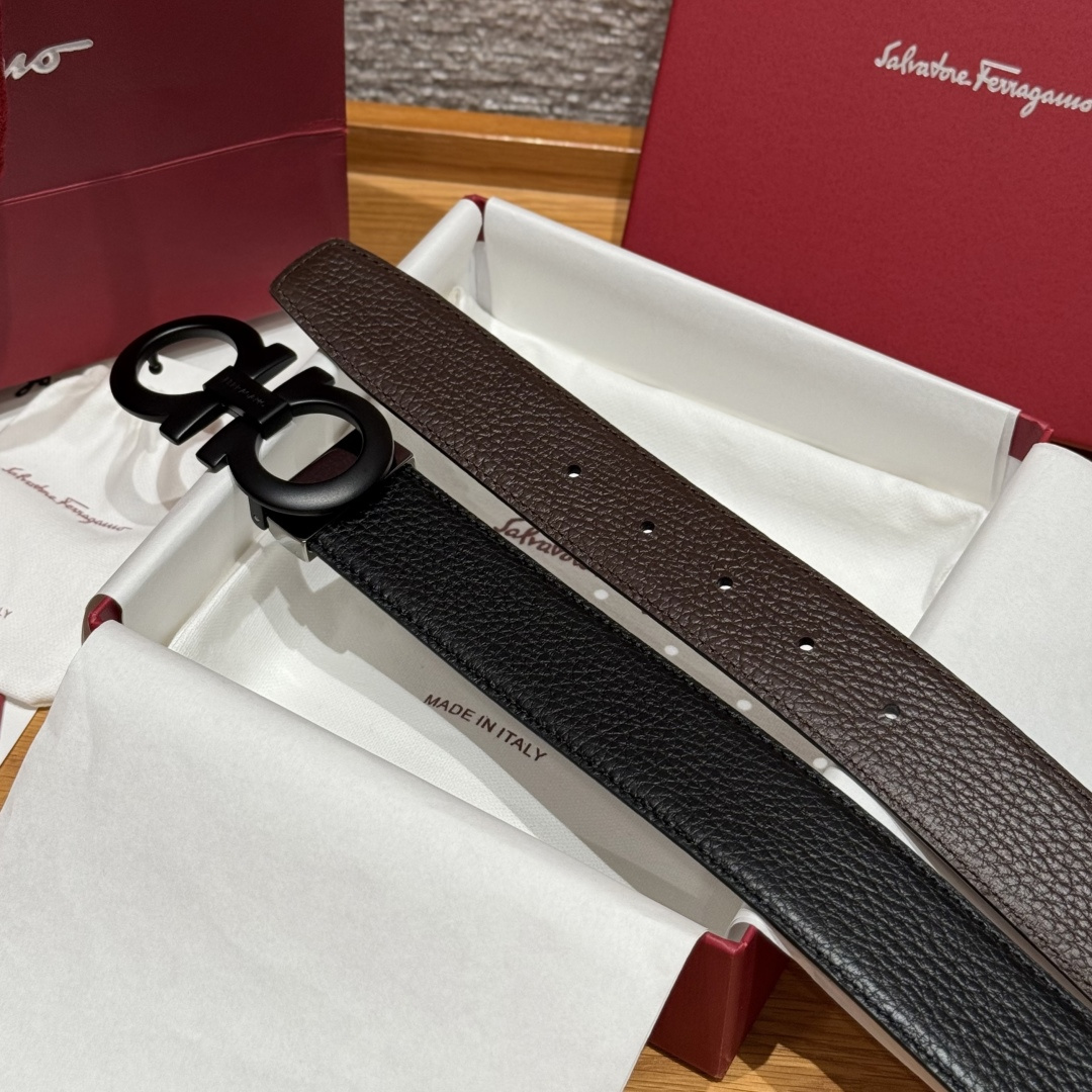 SF双面可调式Gancini皮带这款精致皮带锤纹牛皮制成，以新颖风格重新演绎品牌经典设计，双面双色款式。