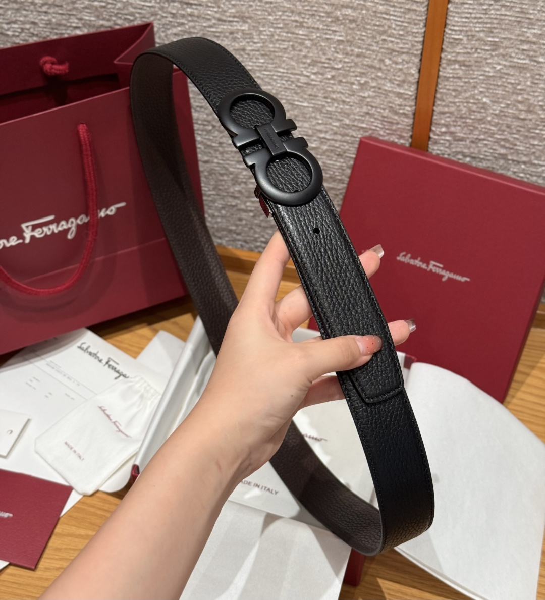 SF双面可调式Gancini皮带这款精致皮带锤纹牛皮制成，以新颖风格重新演绎品牌经典设计，双面双色款式。