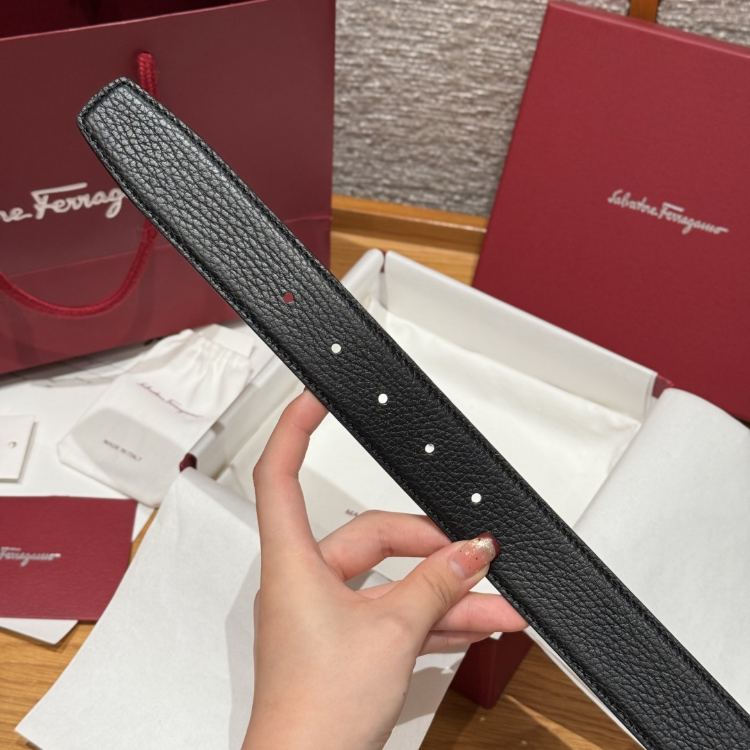 SF双面可调式Gancini皮带这款精致皮带锤纹牛皮制成，以新颖风格重新演绎品牌经典设计，双面双色款式。