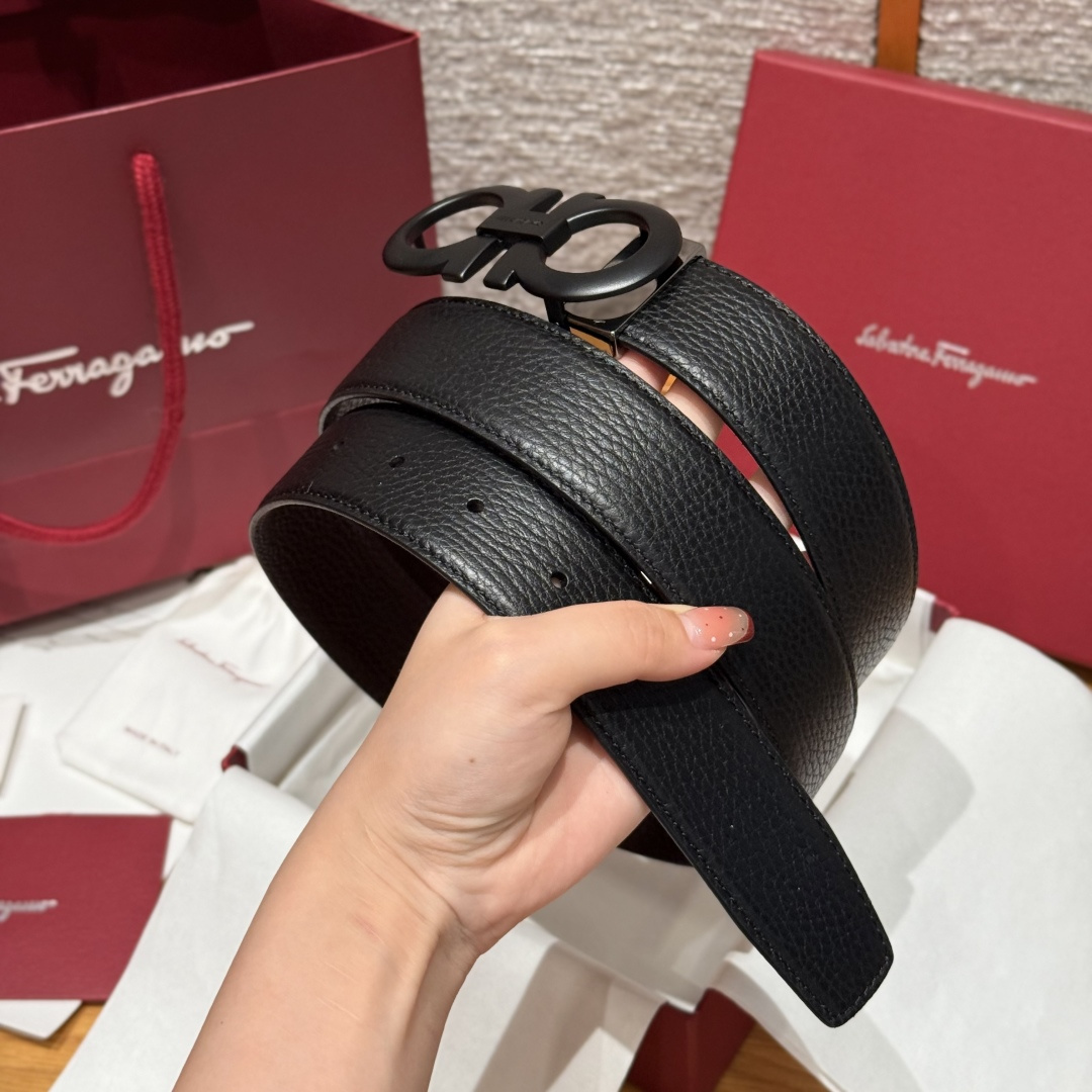 SF双面可调式Gancini皮带这款精致皮带锤纹牛皮制成，以新颖风格重新演绎品牌经典设计，双面双色款式。