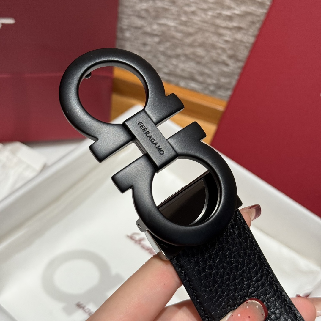 SF双面可调式Gancini皮带这款精致皮带锤纹牛皮制成，以新颖风格重新演绎品牌经典设计，双面双色款式。