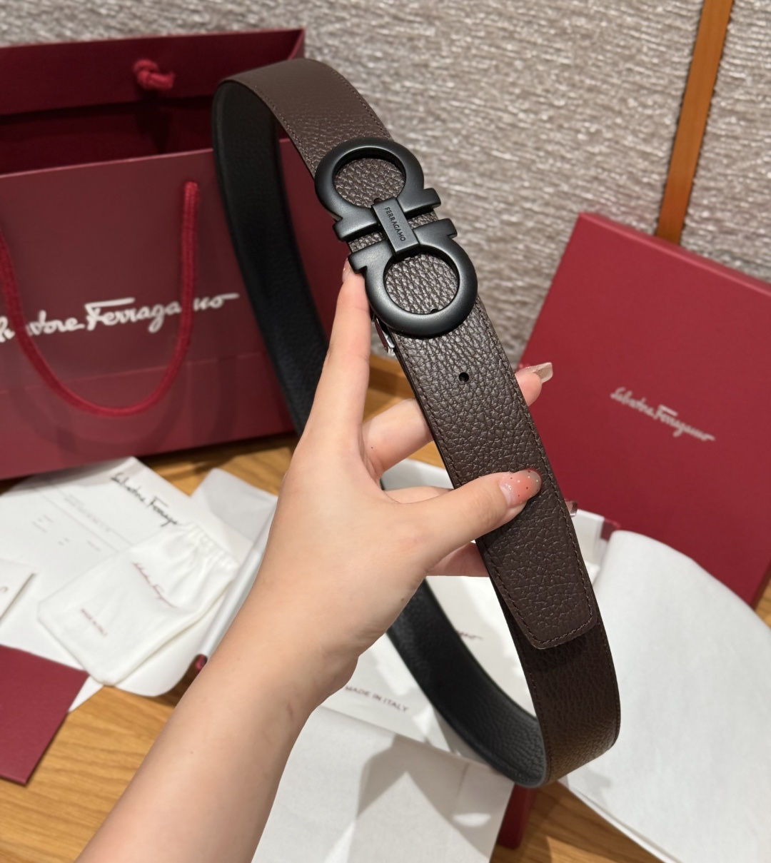 SF双面可调式Gancini皮带这款精致皮带锤纹牛皮制成，以新颖风格重新演绎品牌经典设计，双面双色款式。