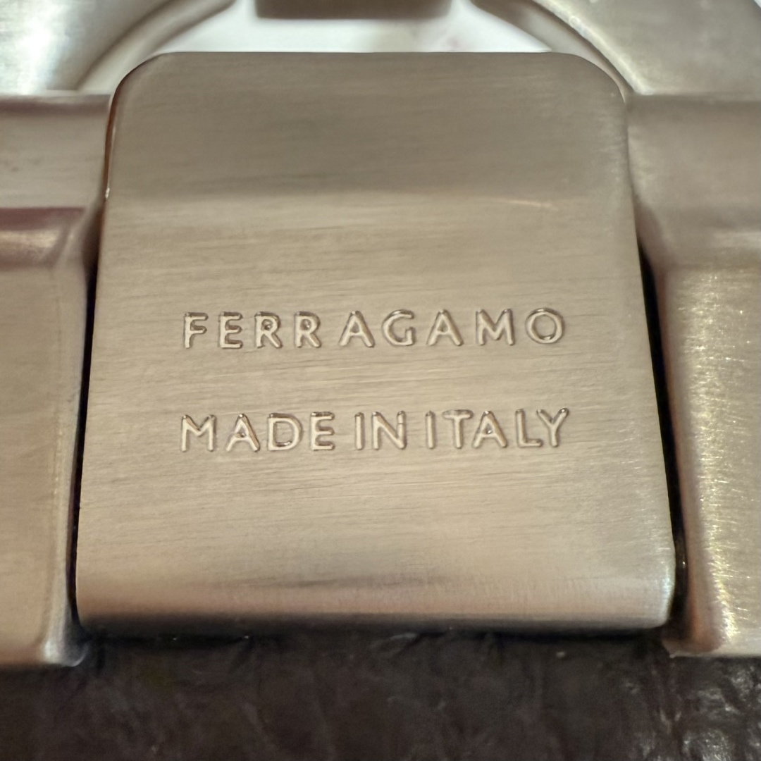 SF双面可调式Gancini皮带这款精致皮带锤纹牛皮制成，以新颖风格重新演绎品牌经典设计，双面双色款式。