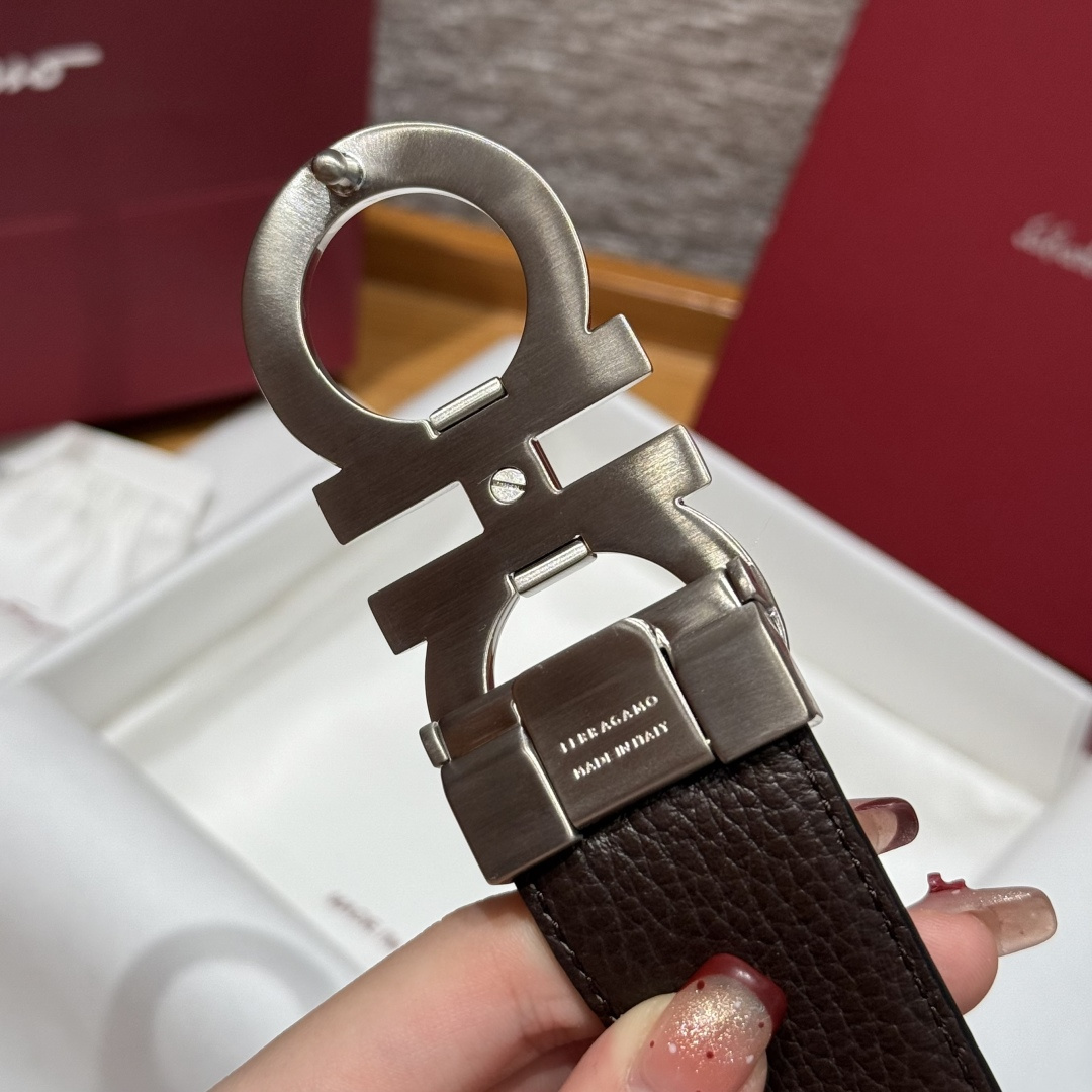 SF双面可调式Gancini皮带这款精致皮带锤纹牛皮制成，以新颖风格重新演绎品牌经典设计，双面双色款式。