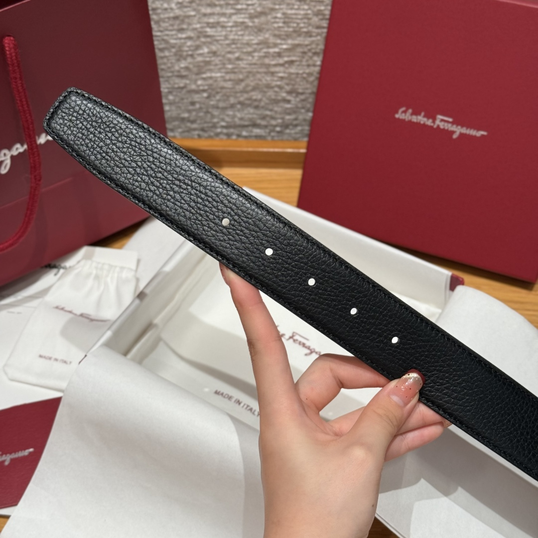 SF双面可调式Gancini皮带这款精致皮带锤纹牛皮制成，以新颖风格重新演绎品牌经典设计，双面双色款式。