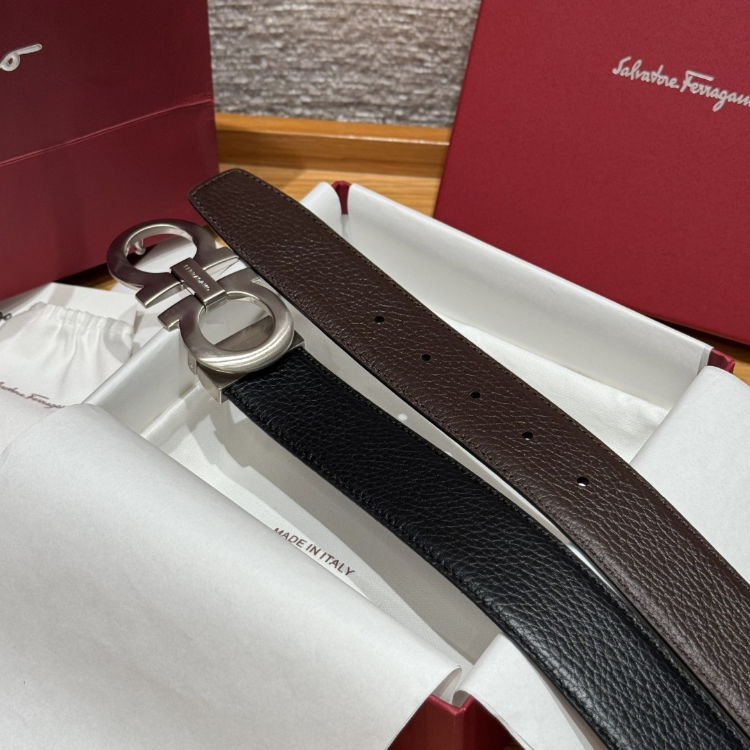 SF双面可调式Gancini皮带这款精致皮带锤纹牛皮制成，以新颖风格重新演绎品牌经典设计，双面双色款式。