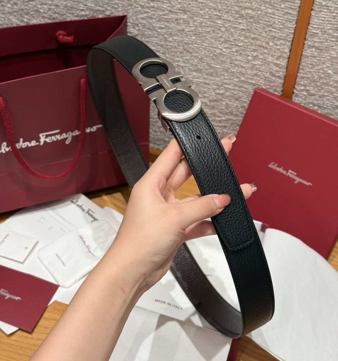 SF双面可调式Gancini皮带这款精致皮带锤纹牛皮制成，以新颖风格重新演绎品牌经典设计，双面双色款式。