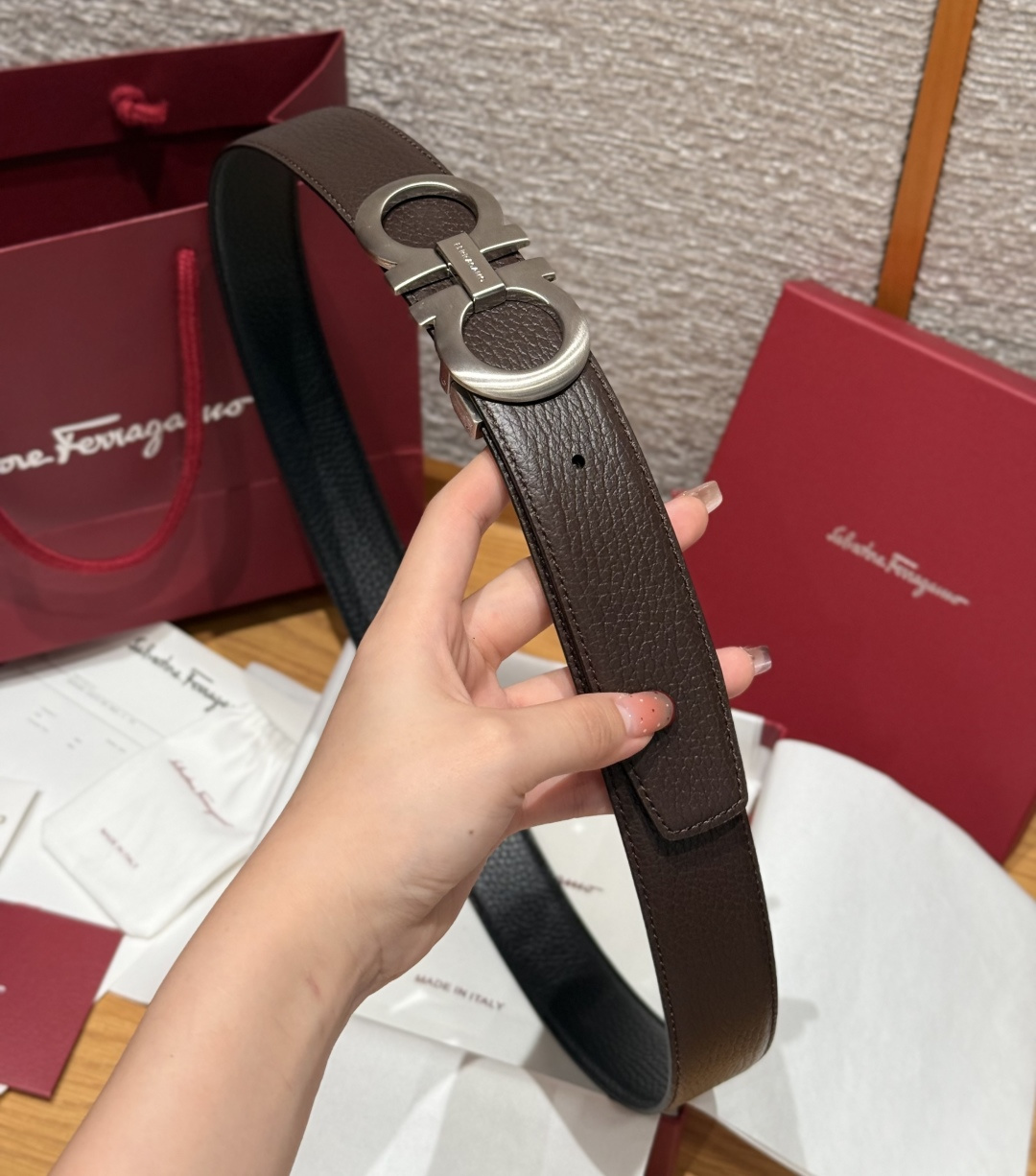 SF双面可调式Gancini皮带这款精致皮带锤纹牛皮制成，以新颖风格重新演绎品牌经典设计，双面双色款式。