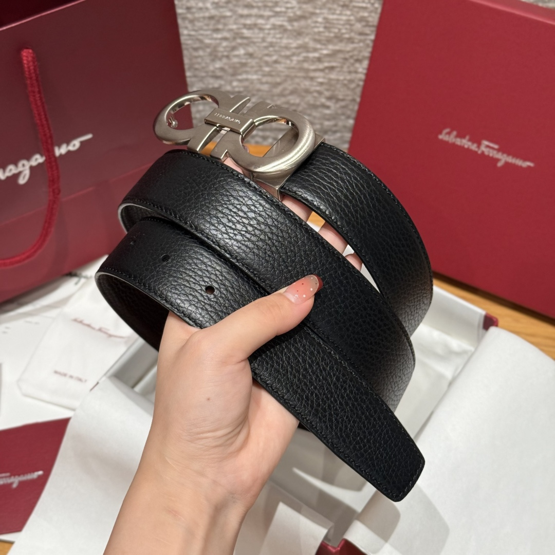 SF双面可调式Gancini皮带这款精致皮带锤纹牛皮制成，以新颖风格重新演绎品牌经典设计，双面双色款式。