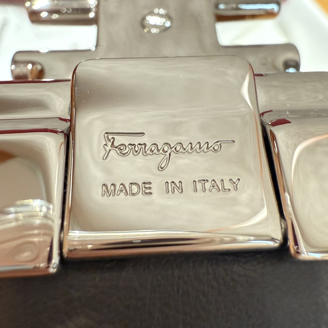 SF双面可调式Gancini皮带这款皮带是品牌的经典配饰之一，高贵优雅，经典不衰，这款皮带配有银色金属经