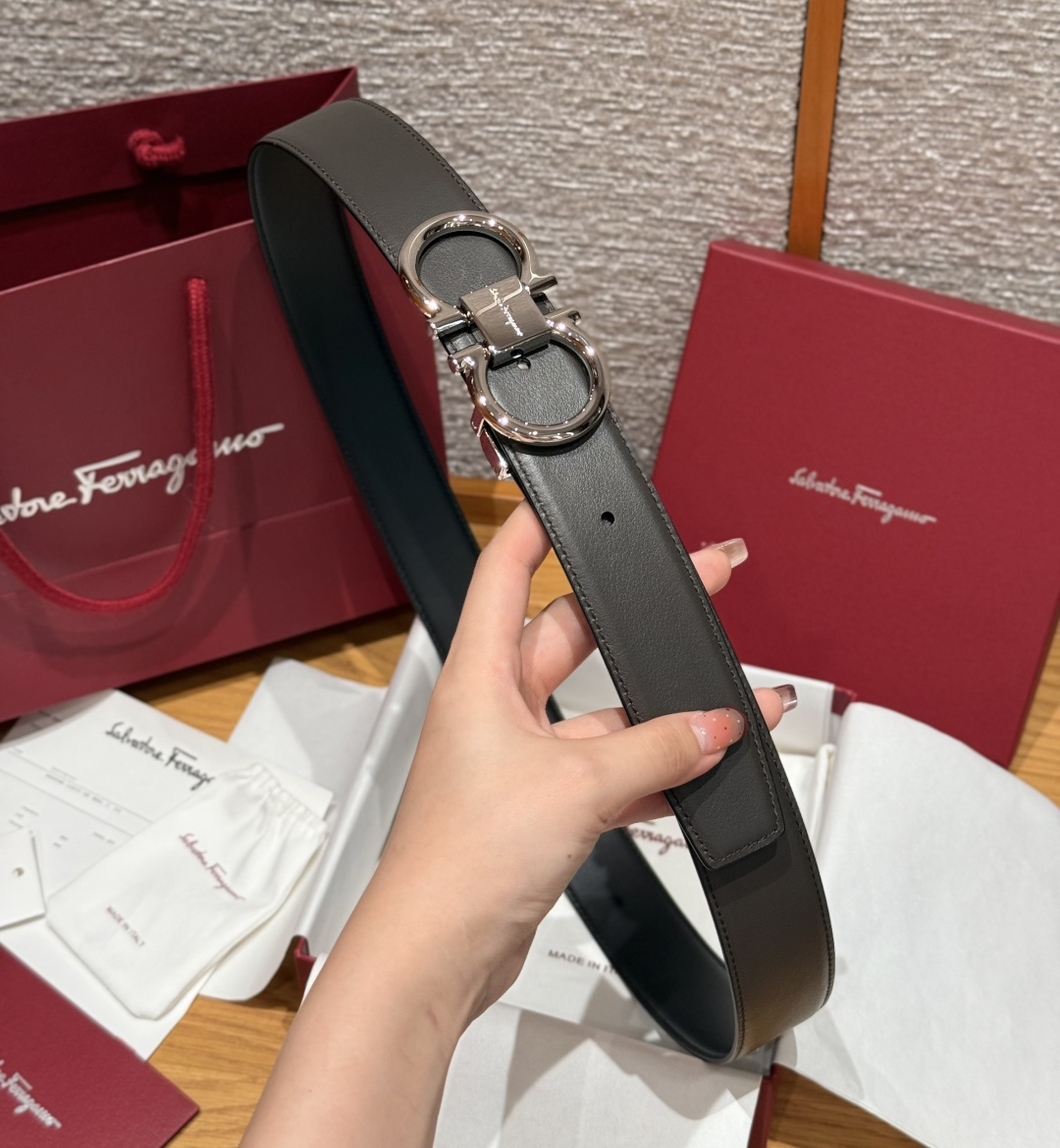 SF双面可调式Gancini皮带这款皮带是品牌的经典配饰之一，高贵优雅，经典不衰，这款皮带配有银色金属经