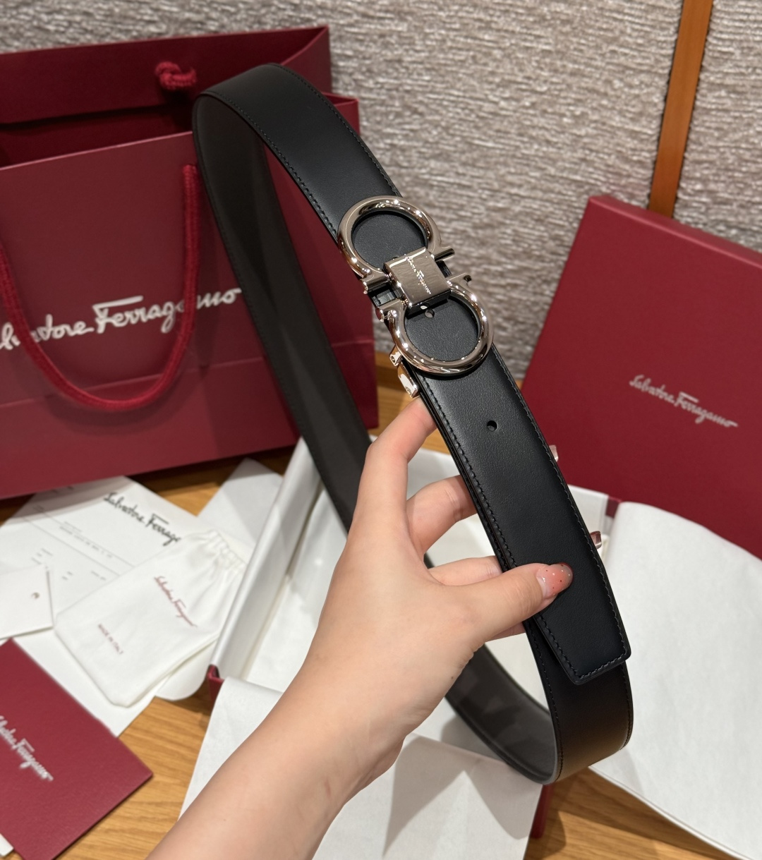 SF双面可调式Gancini皮带这款皮带是品牌的经典配饰之一，高贵优雅，经典不衰，这款皮带配有银色金属经