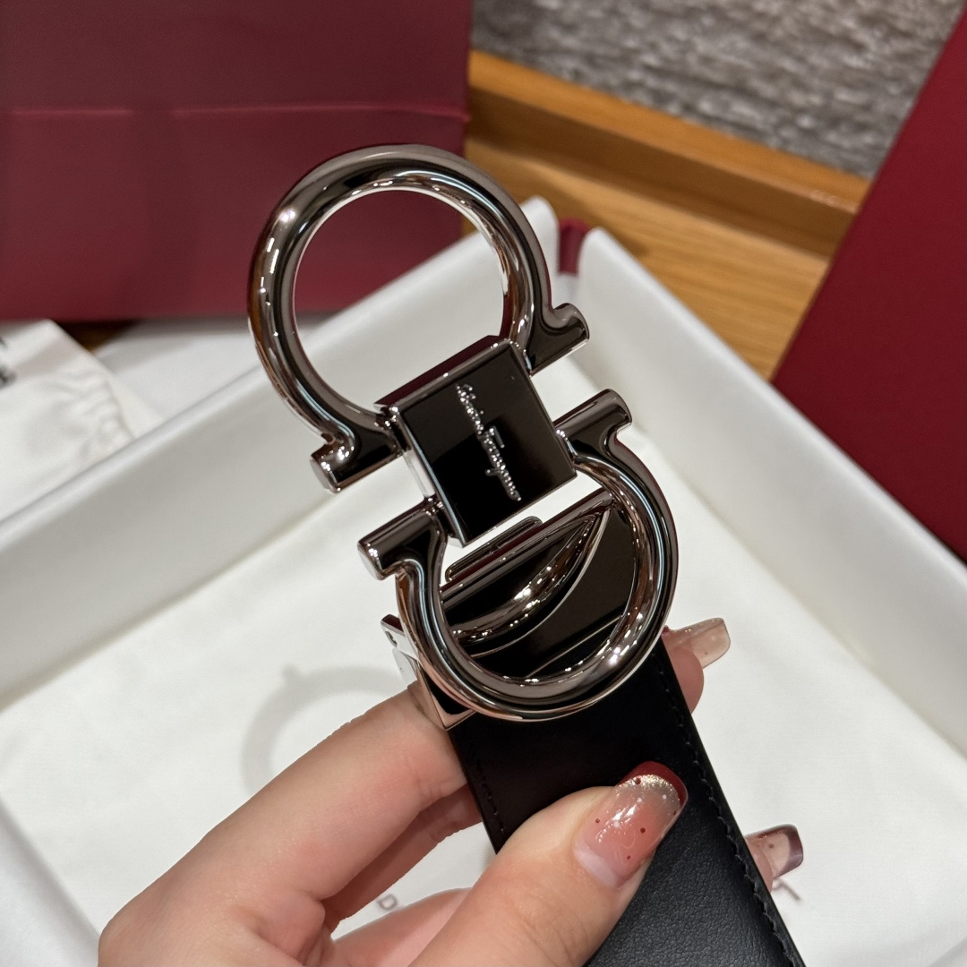 SF双面可调式Gancini皮带这款皮带是品牌的经典配饰之一，高贵优雅，经典不衰，这款皮带配有银色金属经