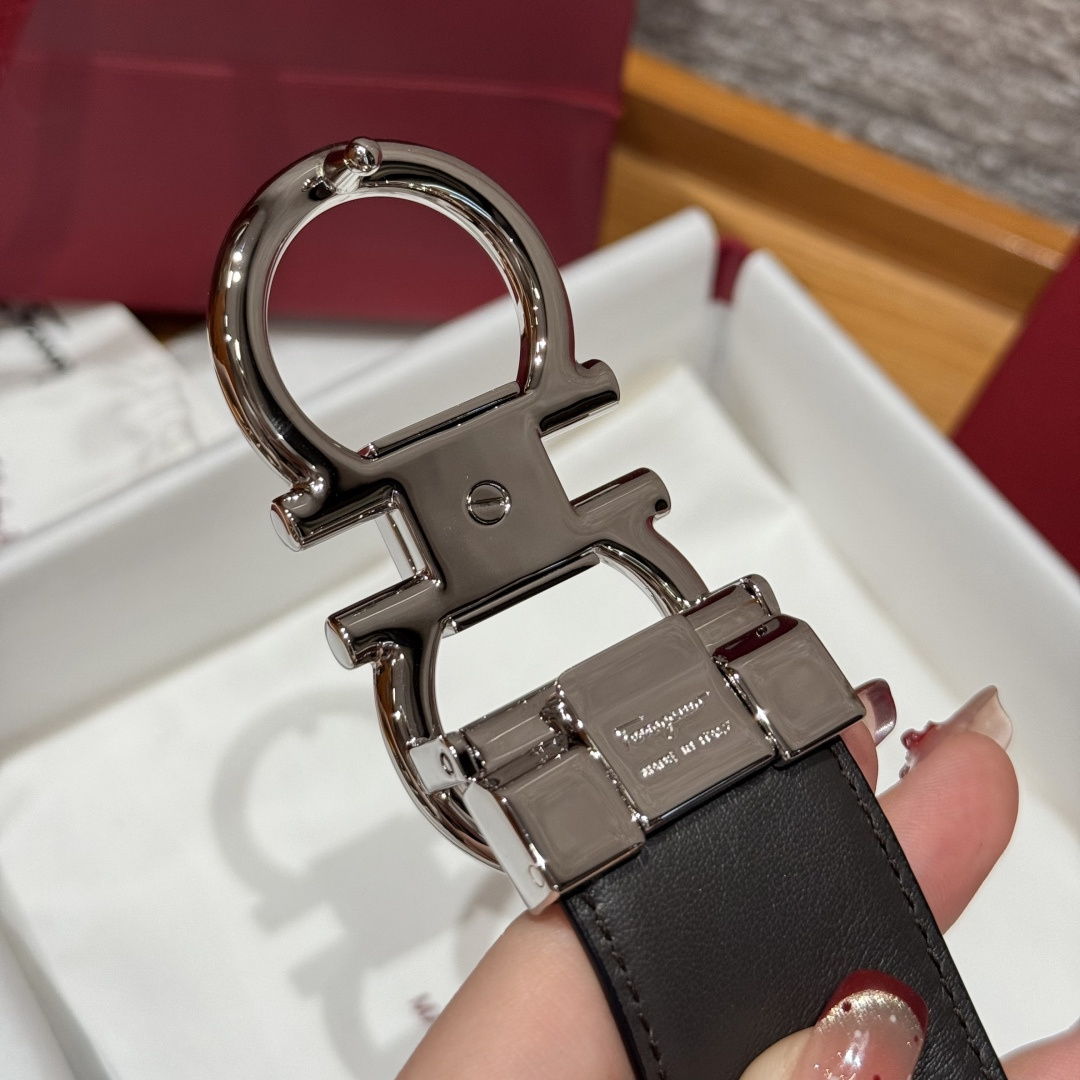 SF双面可调式Gancini皮带这款皮带是品牌的经典配饰之一，高贵优雅，经典不衰，这款皮带配有银色金属经