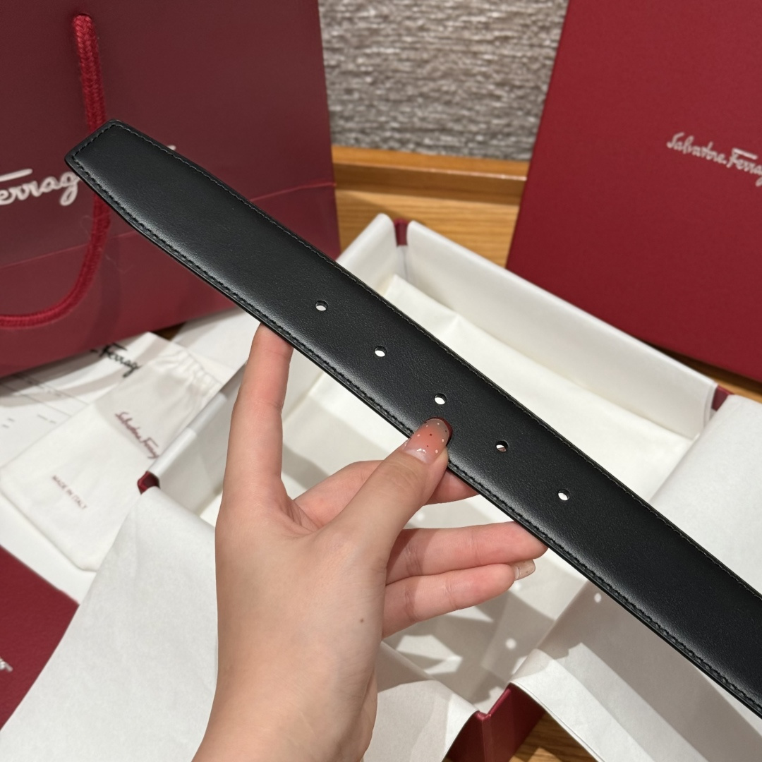 SF双面可调式Gancini皮带这款皮带是品牌的经典配饰之一，高贵优雅，经典不衰，这款皮带配有银色金属经