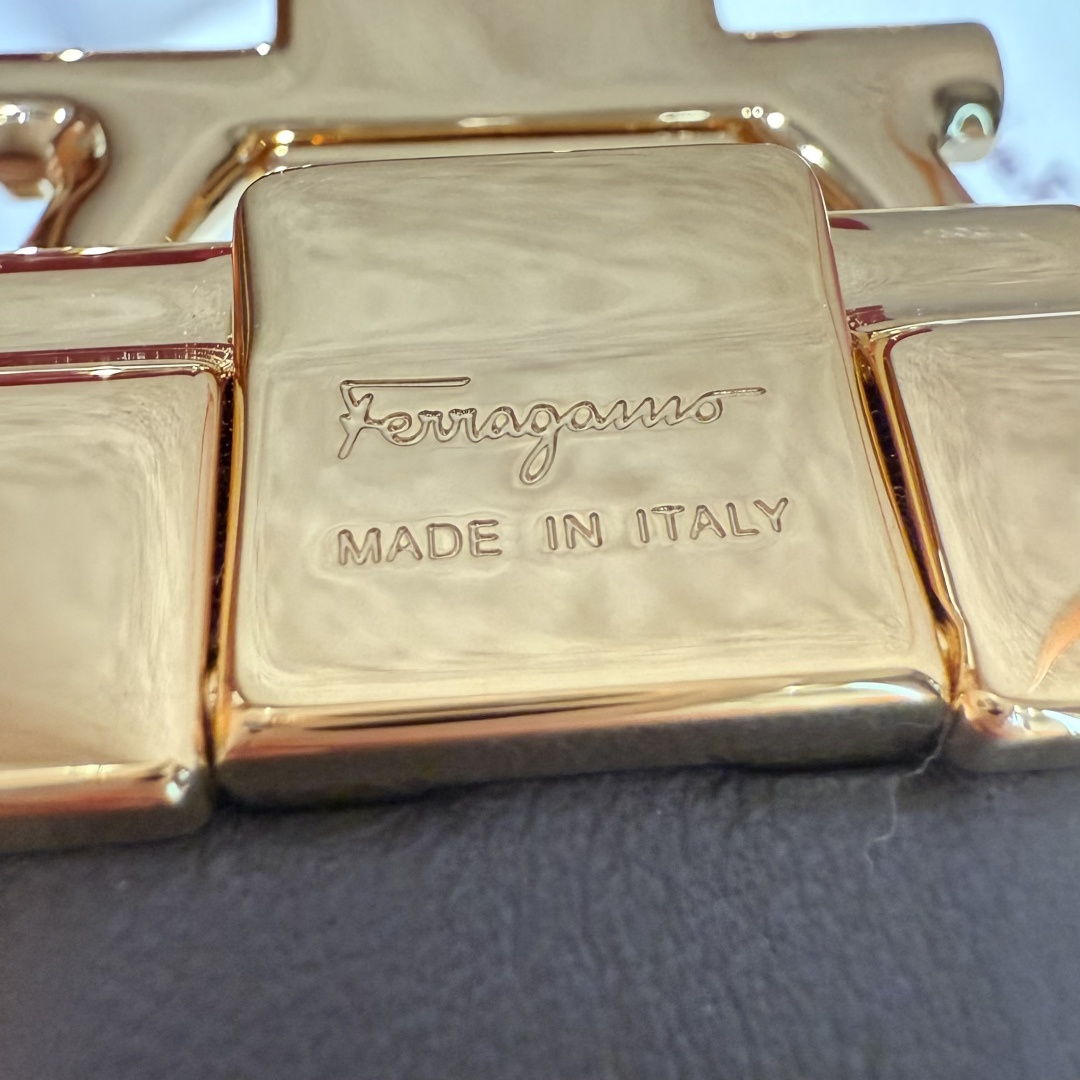 SF双面可调式Gancini皮带这款皮带是品牌的经典配饰之一，高贵优雅，经典不衰，这款皮带配有金色金属经