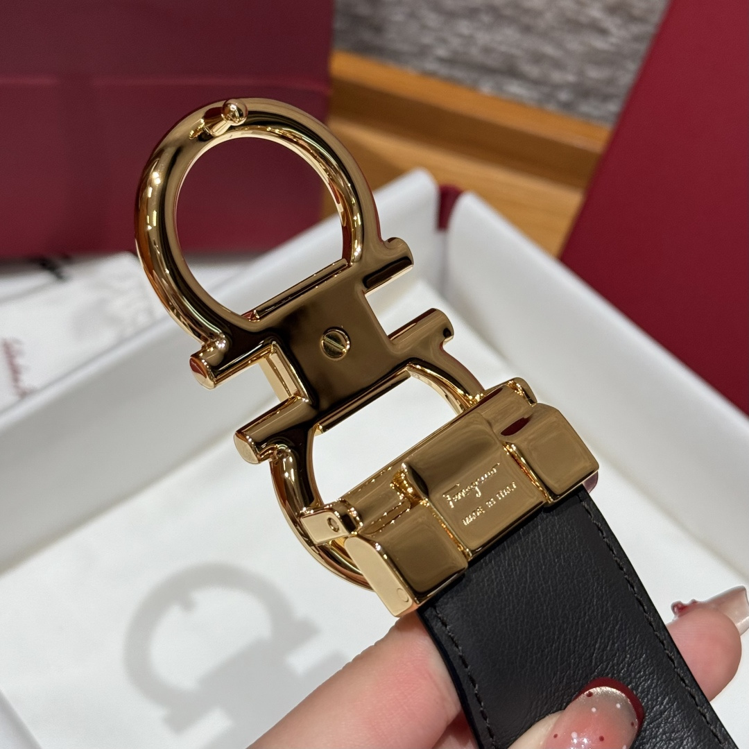 SF双面可调式Gancini皮带这款皮带是品牌的经典配饰之一，高贵优雅，经典不衰，这款皮带配有金色金属经