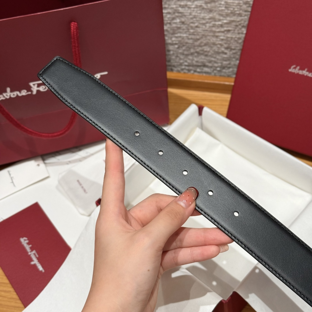 SF双面可调式Gancini皮带这款皮带是品牌的经典配饰之一，高贵优雅，经典不衰，这款皮带配有金色金属经