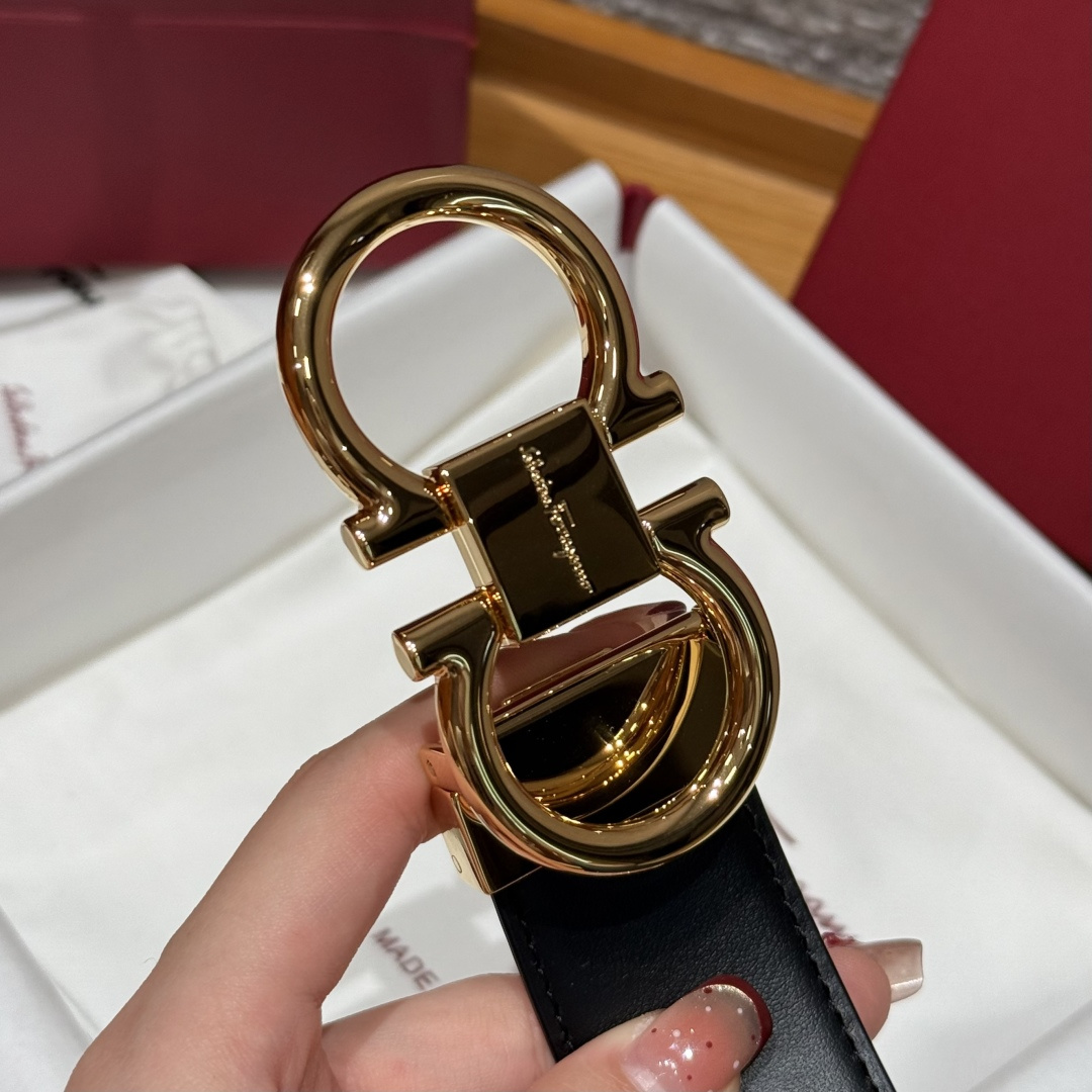 SF双面可调式Gancini皮带这款皮带是品牌的经典配饰之一，高贵优雅，经典不衰，这款皮带配有金色金属经