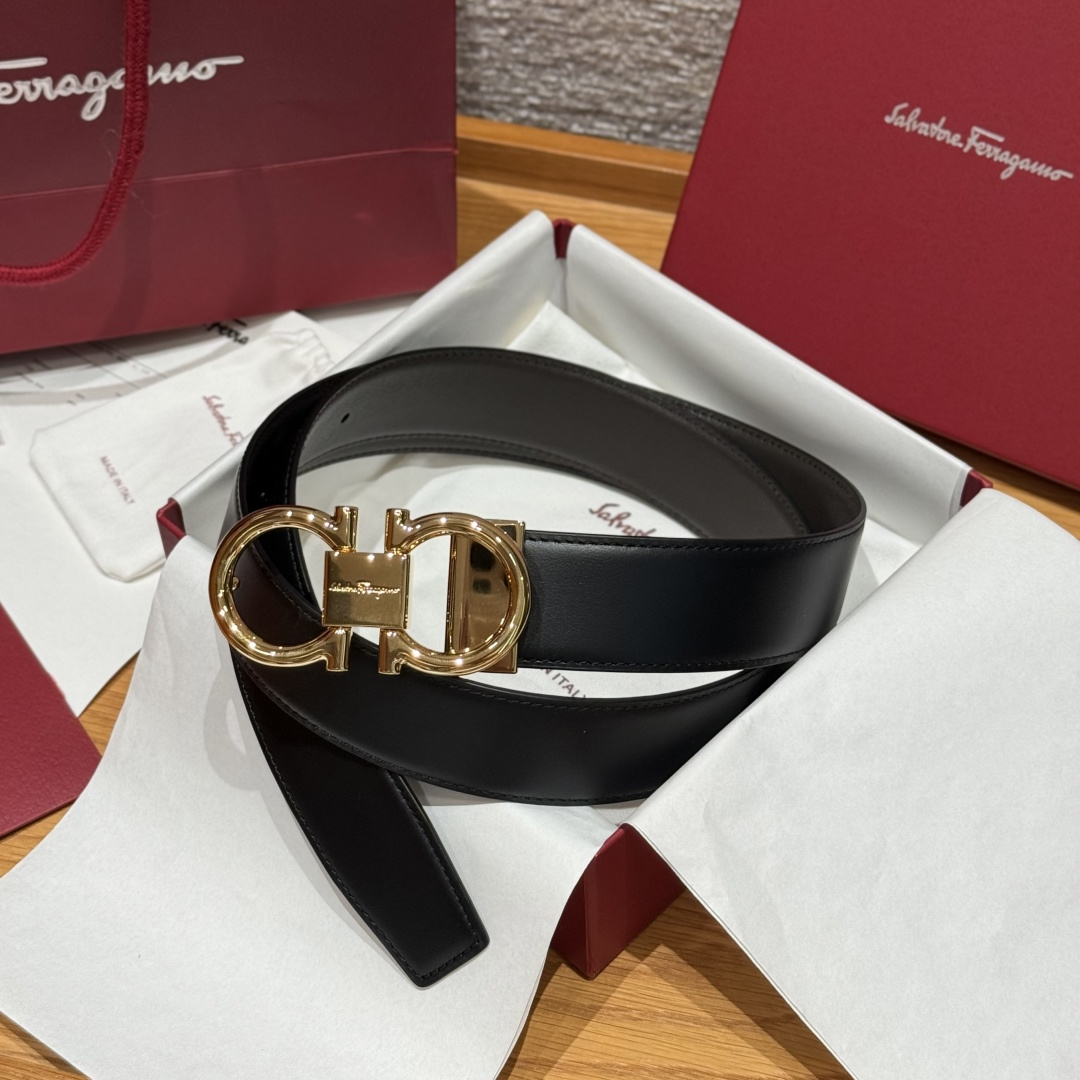 NO:641697,SF double-sided adjustable Gancini belt. This belt is one of the brand's classic accessories. It is noble, elegant and timeless. This belt is equipped with a gold metal classic Gancini buckle and is embellished with the brand's letter logo. It is unique. The belt has a double-sided design and the length is adjustable to achieve a tailor-made slimming effect and flexibly interpret various styles. Width 3.5cm, belt19860909SF双面可调式Gancini皮带 这款皮带是品牌的经典配饰之一,高贵优雅,经典不衰,这款皮带配有金色金属经典Gancini扣饰,点缀品牌字母标识,别具匠心,皮带采用双面设计,长度可调节,实现量身定制般的修身效果,灵活演绎百变造型. 宽度3.5cm,皮带,Belt