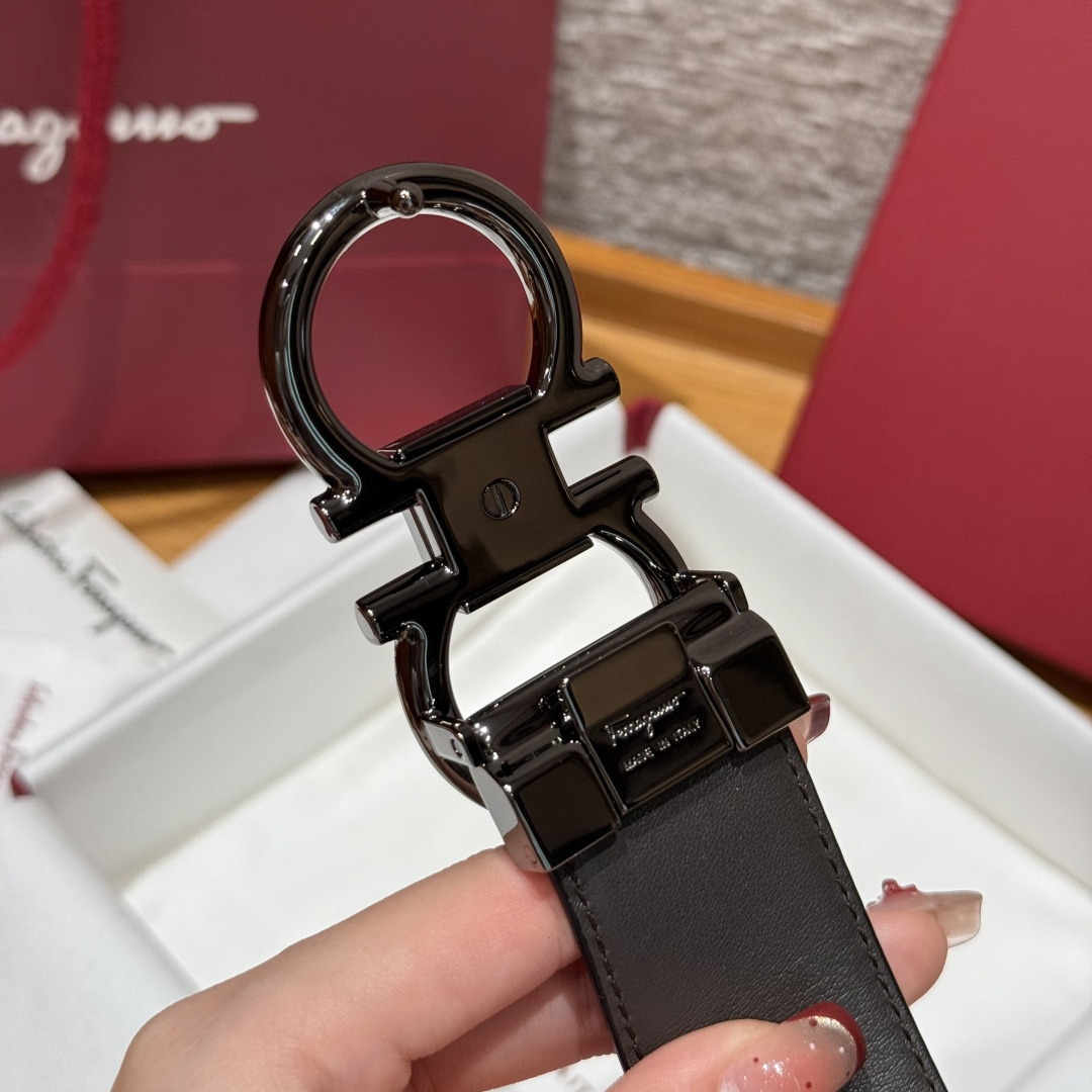 SF双面可调式Gancini皮带这款皮带是品牌的经典配饰之一，高贵优雅，经典不衰，这款皮带配有金色金属经