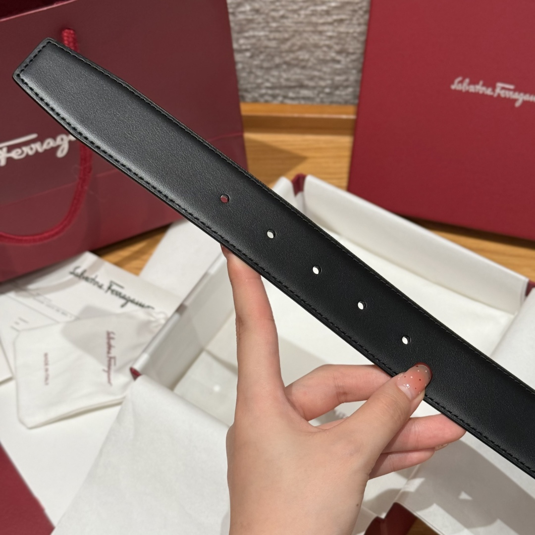 SF双面可调式Gancini皮带这款皮带是品牌的经典配饰之一，高贵优雅，经典不衰，这款皮带配有金色金属经