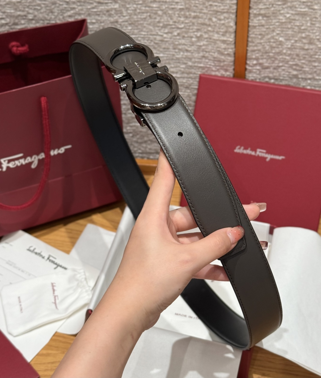 SF双面可调式Gancini皮带这款皮带是品牌的经典配饰之一，高贵优雅，经典不衰，这款皮带配有金色金属经