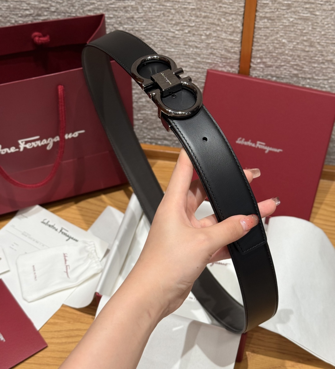 SF双面可调式Gancini皮带这款皮带是品牌的经典配饰之一，高贵优雅，经典不衰，这款皮带配有金色金属经