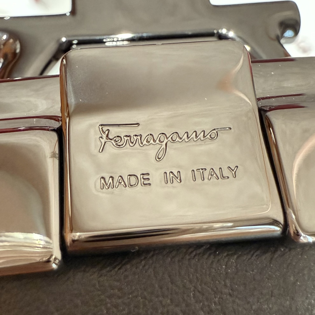 SF双面可调式Gancini皮带这款皮带是品牌的经典配饰之一，高贵优雅，经典不衰，这款皮带配有金色金属经