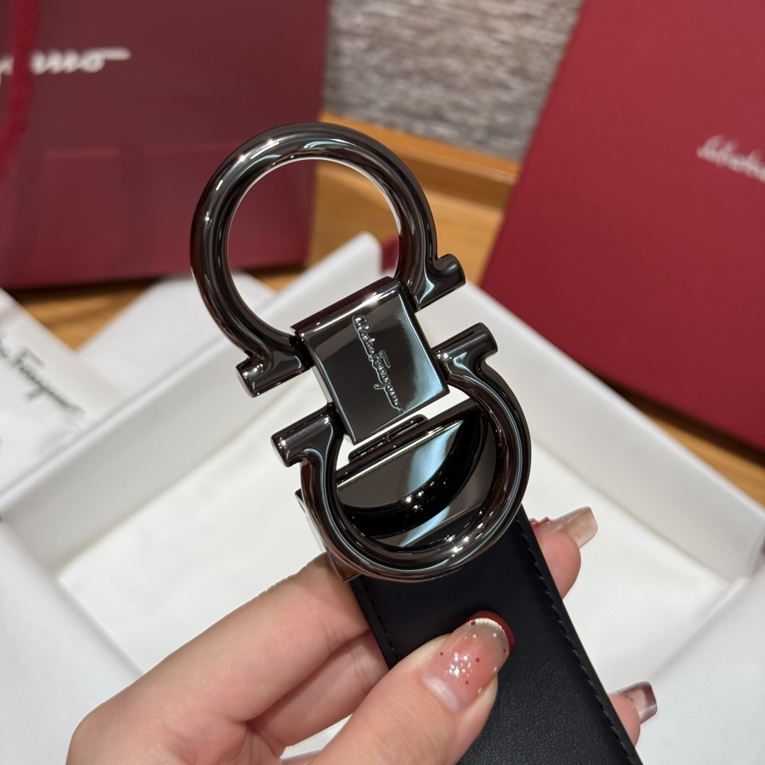 SF双面可调式Gancini皮带这款皮带是品牌的经典配饰之一，高贵优雅，经典不衰，这款皮带配有金色金属经