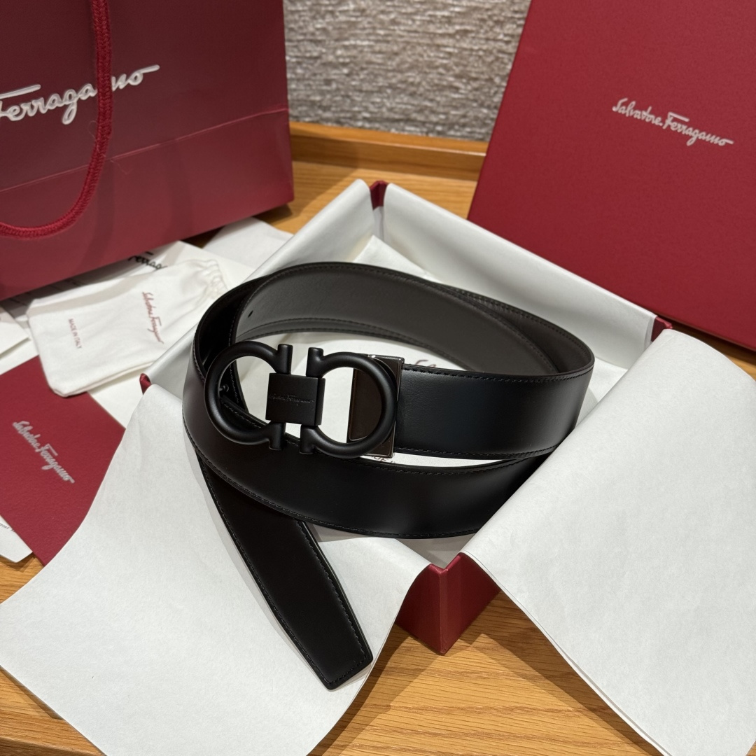 NO:641693,SF double-sided adjustable Gancini belt. This belt is one of the brand's classic accessories. It is noble, elegant and timeless. This belt is equipped with a metal classic Gancini buckle and is embellished with the brand's letter logo. It is unique. The belt has a double-sided design and the length is adjustable to achieve a tailor-made slimming effect and flexibly interpret various shapes. Width 3.5cm, belt19860909SF双面可调式Gancini皮带 这款皮带是品牌的经典配饰之一,高贵优雅,经典不衰,这款皮带配有金属经典Gancini扣饰,点缀品牌字母标识,别具匠心,皮带采用双面设计,长度可调节,实现量身定制般的修身效果,灵活演绎百变造型. 宽度3.5cm,皮带,Belt