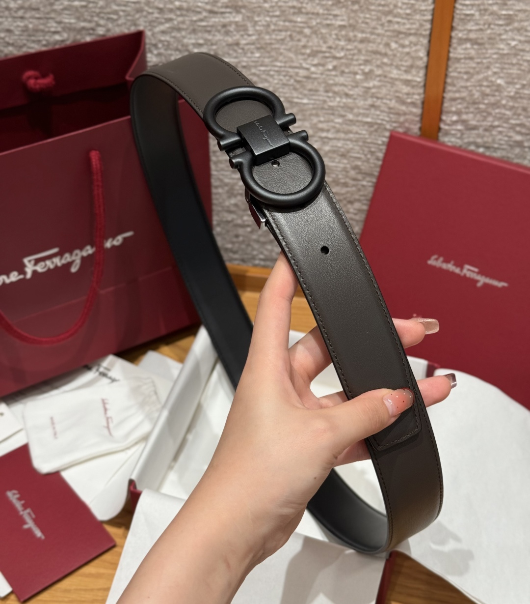 SF双面可调式Gancini皮带这款皮带是品牌的经典配饰之一，高贵优雅，经典不衰，这款皮带配有金属经典G