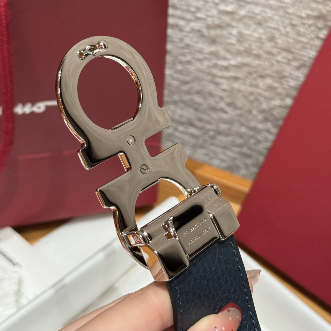 SF双面可调式Gancini皮带删繁就简，这款皮带造型简约，是现代时髦风格的典范，皮带由锤纹牛皮革制成，