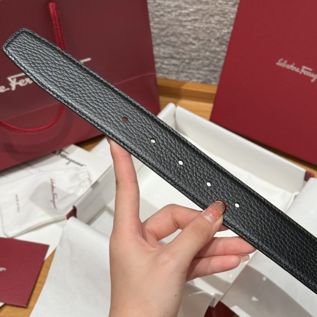 SF双面可调式Gancini皮带删繁就简，这款皮带造型简约，是现代时髦风格的典范，皮带由锤纹牛皮革制成，