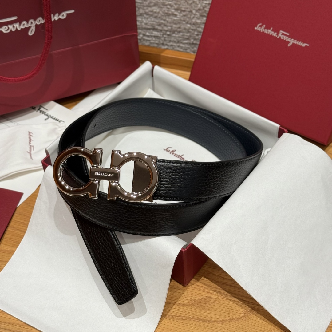 NO:641694,SF Double-sided Adjustable Gancini Belt Cutting out the complexities, this belt has a simple shape and is a model of modern fashionable style. The belt is made of hammered cow leather and has a double-sided design to interpret two styles. The ruthenium gray Gancini buckle highlights the overall shape and the length is adjustable to achieve a tailor-made slimming effect. Width 3.5cm, belt, cowhide19860909SF双面可调式Gancini皮带 删繁就简,这款皮带造型简约,是现代时髦风格的典范,皮带由锤纹牛皮革制成,采用双面设计,演绎两种造型风格.钌灰色Gancini扣饰突显整体造型,长度可调节,实现量身定制般的修身效果. 宽度3.5cm,皮带,cowhide,Belt