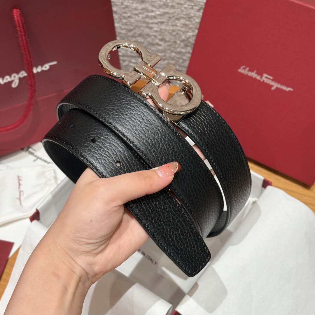 SF双面可调式Gancini皮带删繁就简，这款皮带造型简约，是现代时髦风格的典范，皮带由锤纹牛皮革制成，