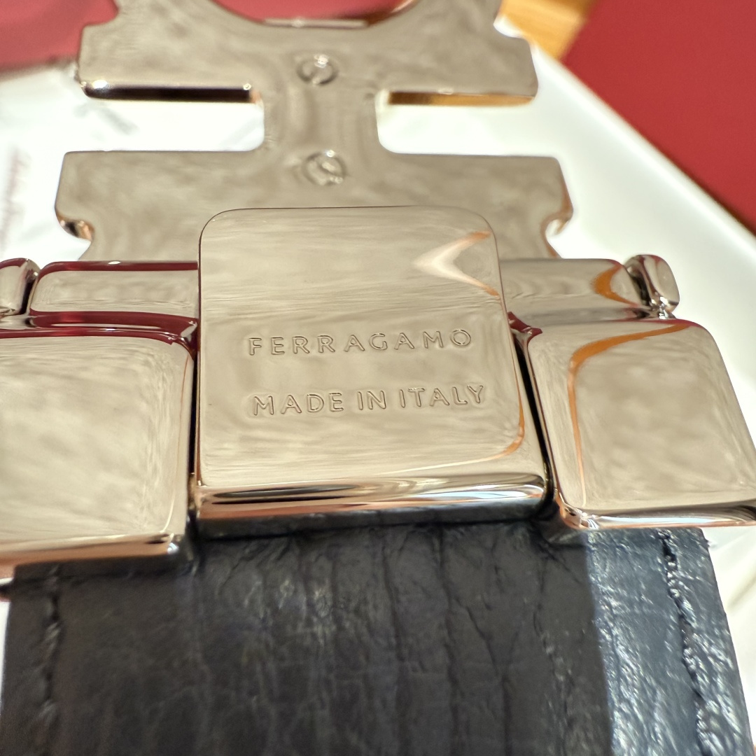 SF双面可调式Gancini皮带删繁就简，这款皮带造型简约，是现代时髦风格的典范，皮带由锤纹牛皮革制成，