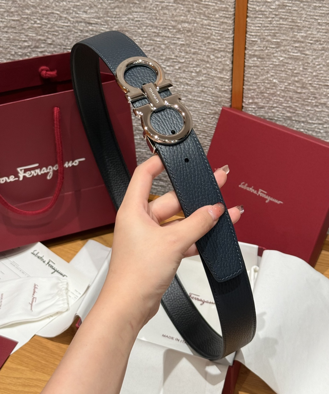 SF双面可调式Gancini皮带删繁就简，这款皮带造型简约，是现代时髦风格的典范，皮带由锤纹牛皮革制成，