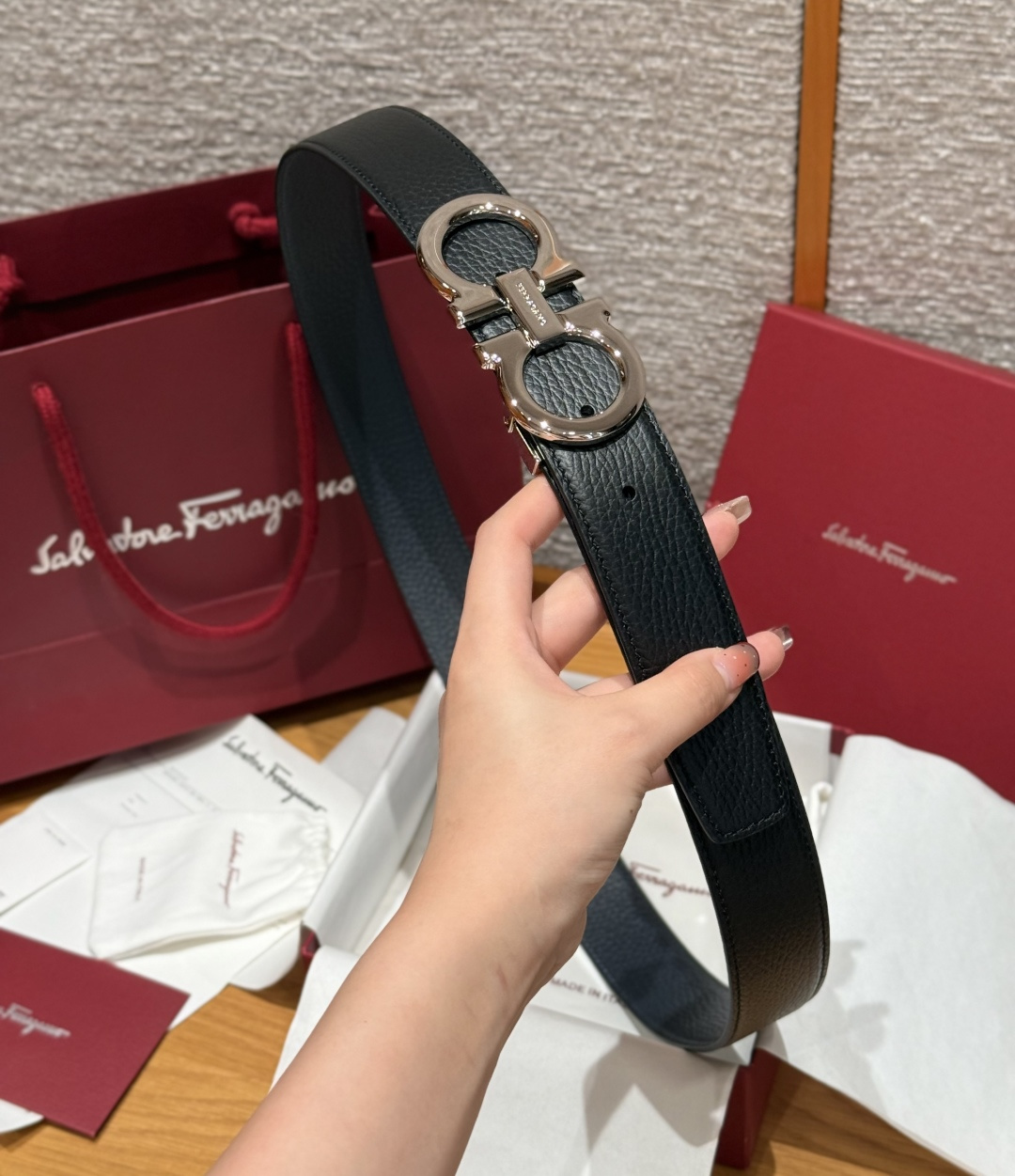 SF双面可调式Gancini皮带删繁就简，这款皮带造型简约，是现代时髦风格的典范，皮带由锤纹牛皮革制成，